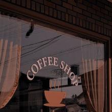 Вікно кав'ярні з написом "coffee shop"